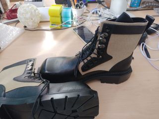 Botas altas beige y negras