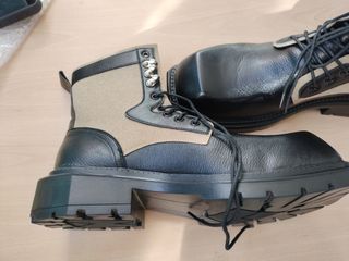 Botas altas beige y negras