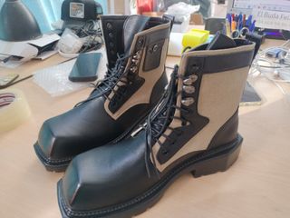 Botas altas beige y negras