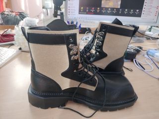 Botas altas beige y negras