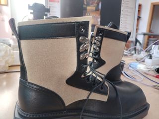 Botas altas beige y negras