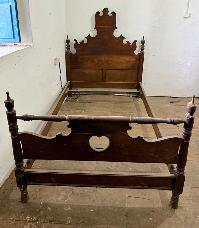 2 camas antiguas de madera