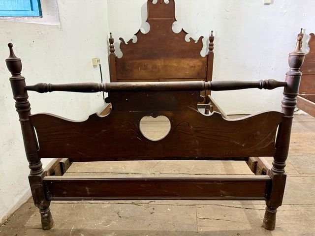 2 camas antiguas de madera