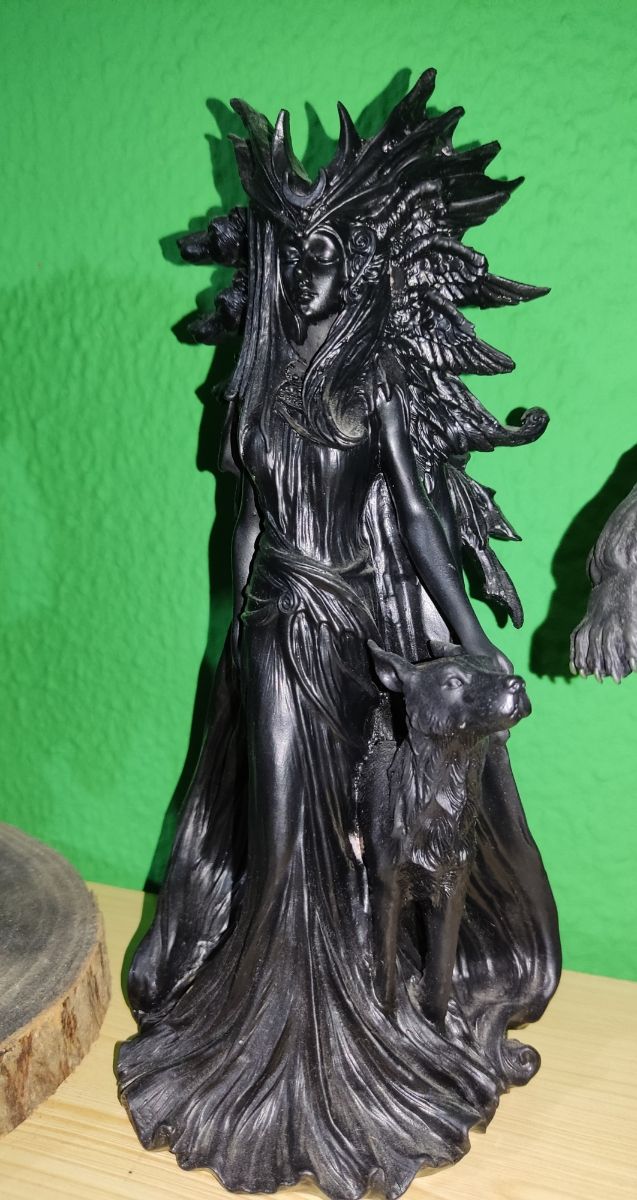 Estatuilla Diosa Hécate - Figura oscura
