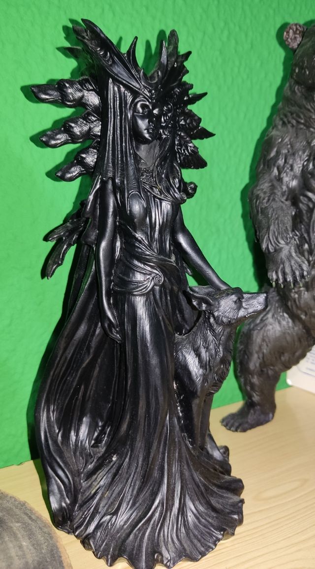 Estatuilla Diosa Hécate - Figura oscura