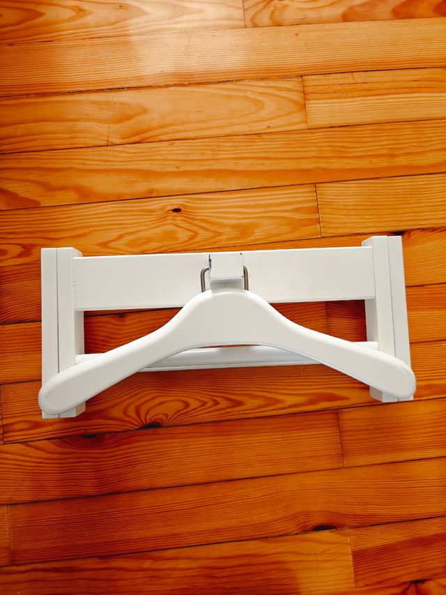 Perchero blanco de madera