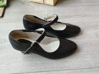 Zapatos flamenco niña -talla 34. Es talla 34