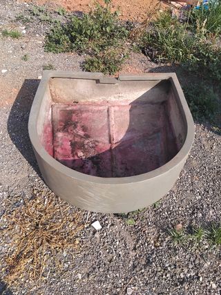 Comedero o bebedero para caballos y toros