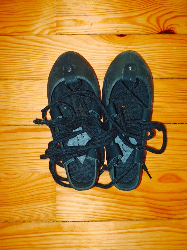 Alpargatas negras atadas