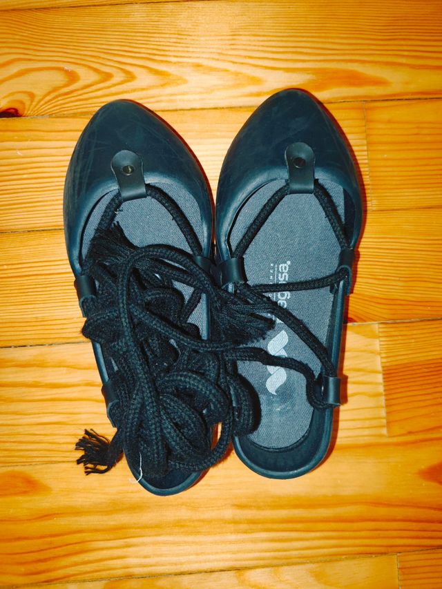 Alpargatas negras atadas