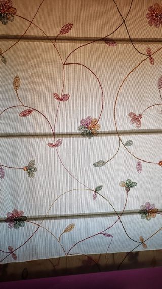Estor enrollable beige con flores