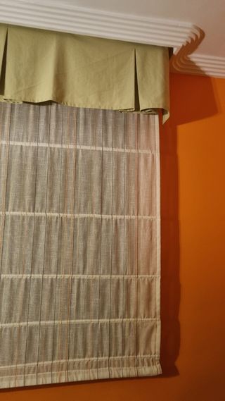 Estor enrollable beige con flores