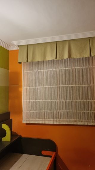 Estor enrollable beige con flores