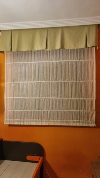 Estor enrollable beige con flores