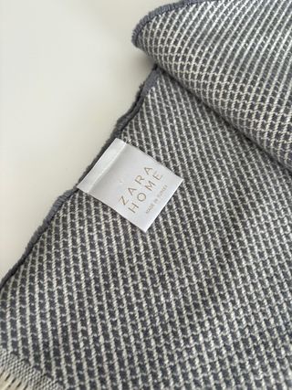 Manta Zara Home - Gris y Marfil