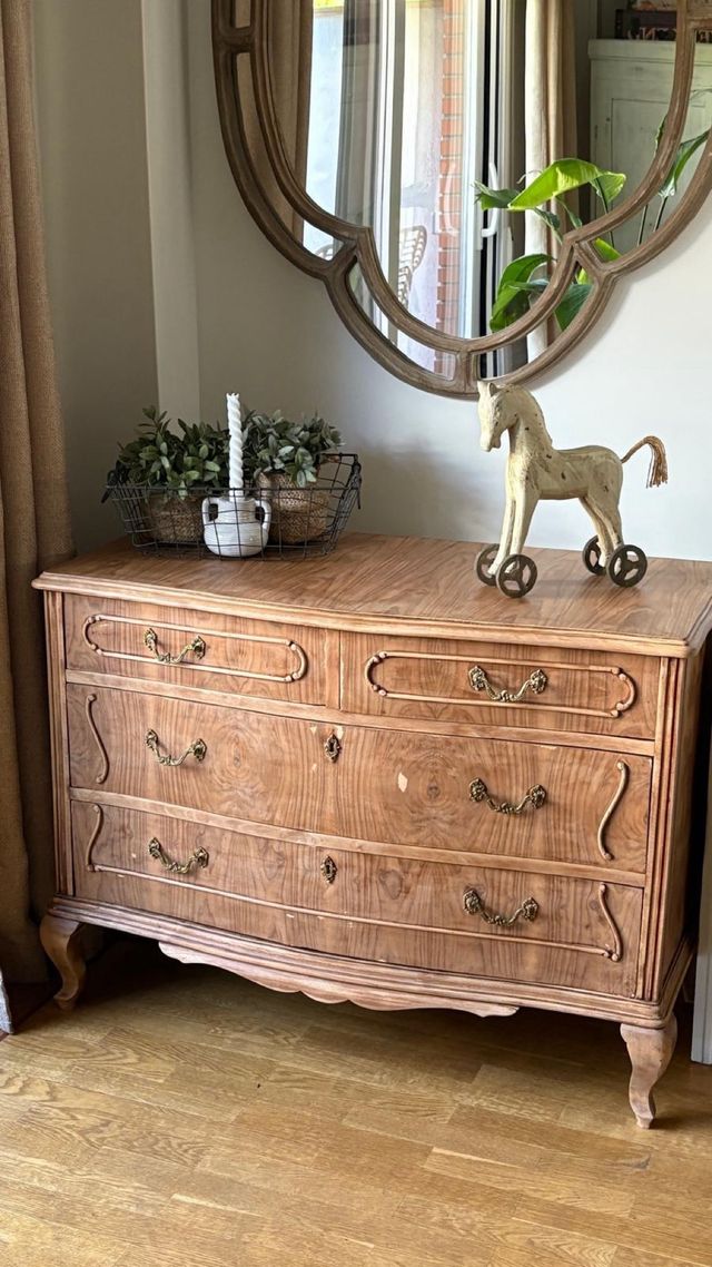 Cómoda madera estilo antiguo