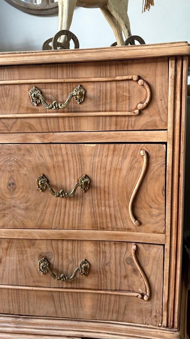 Cómoda madera estilo antiguo