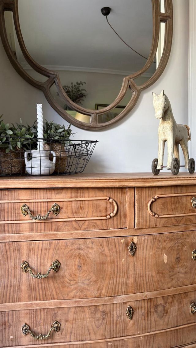 Cómoda madera estilo antiguo