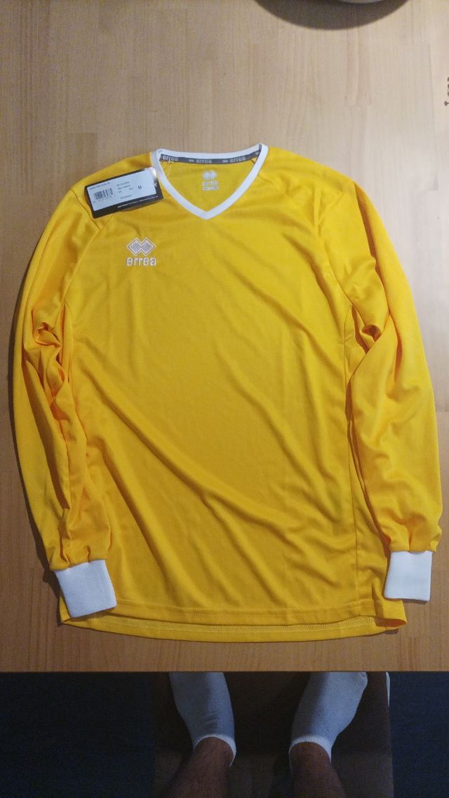 Camiseta Errea de manga larga multideporte.