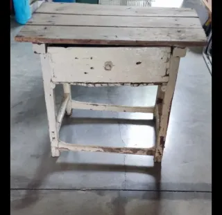 Mesa antigua de madera blanca