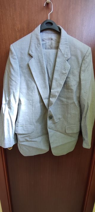 Traje gris completo Talla Americana M, pantalón 42