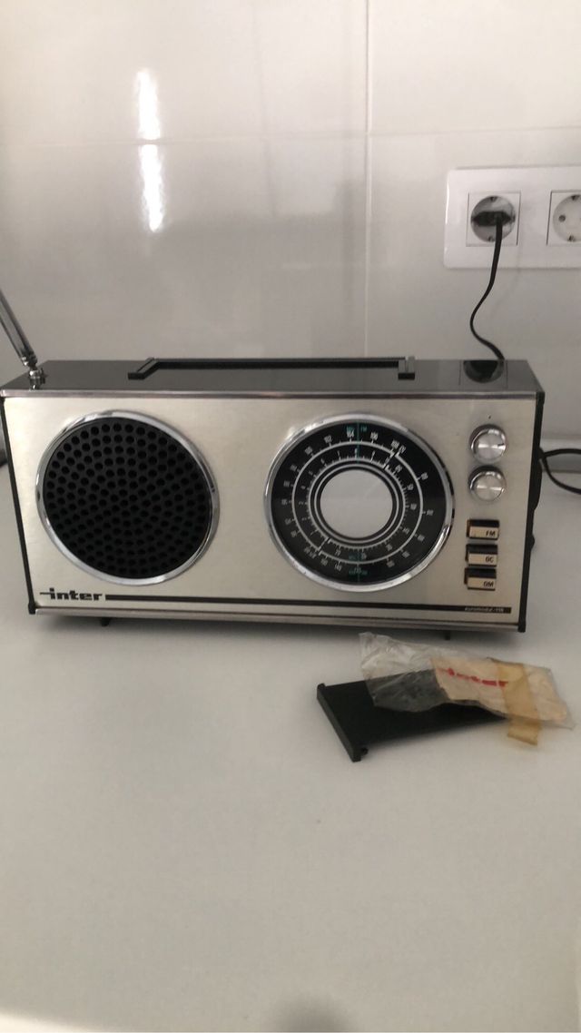 Radio portátil vintage en funcionamiento
