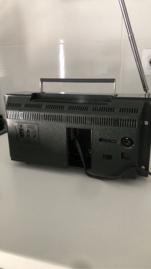 Radio portátil vintage en funcionamiento