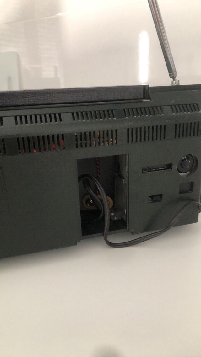 Radio portátil vintage en funcionamiento