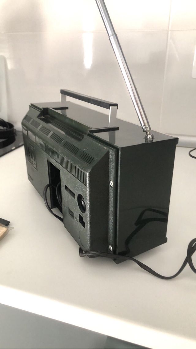 Radio portátil vintage en funcionamiento