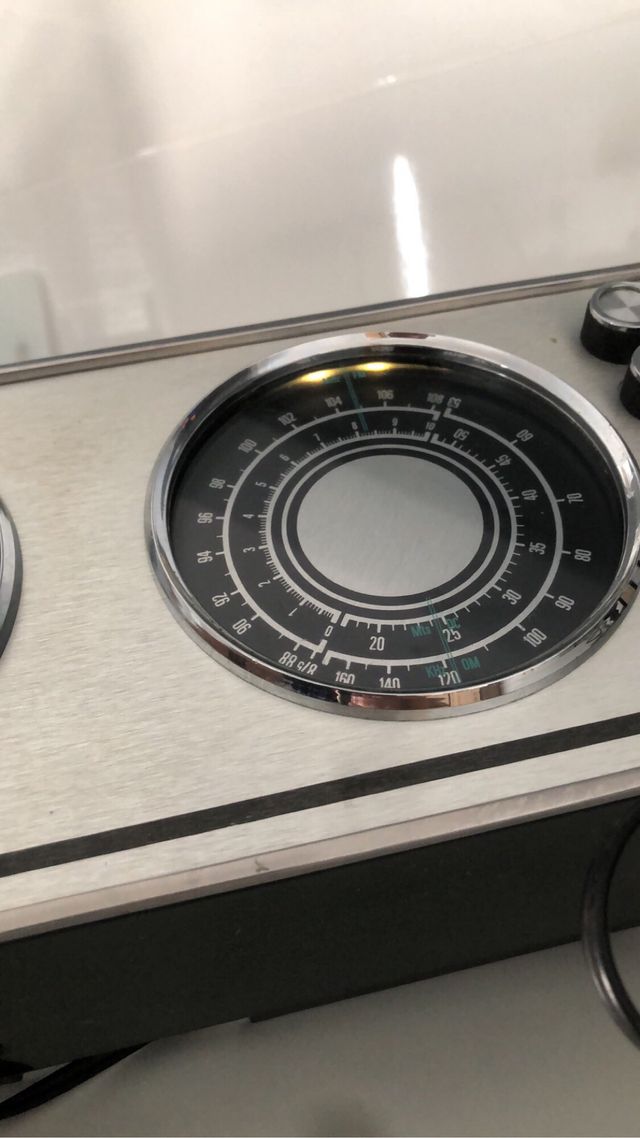 Radio portátil vintage en funcionamiento