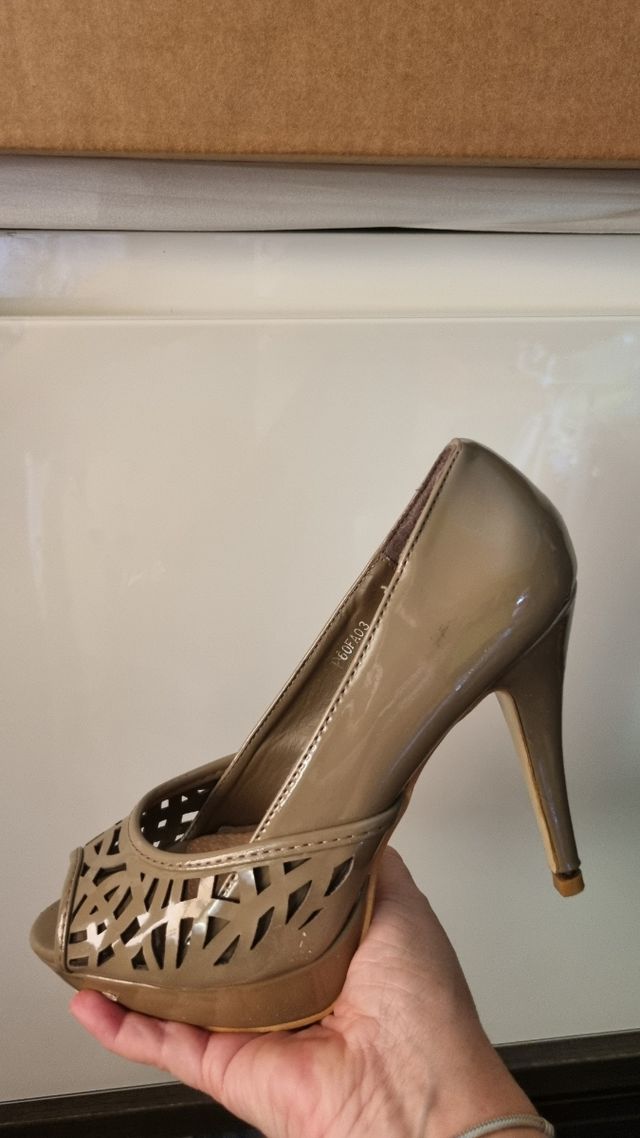 Tacones beige oscur talla 37 38