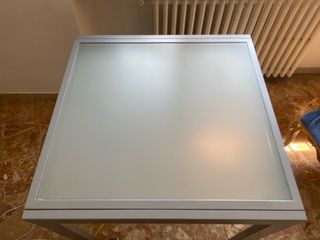 Tavolo in vetro e metallo