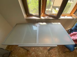 Tavolo in vetro e metallo