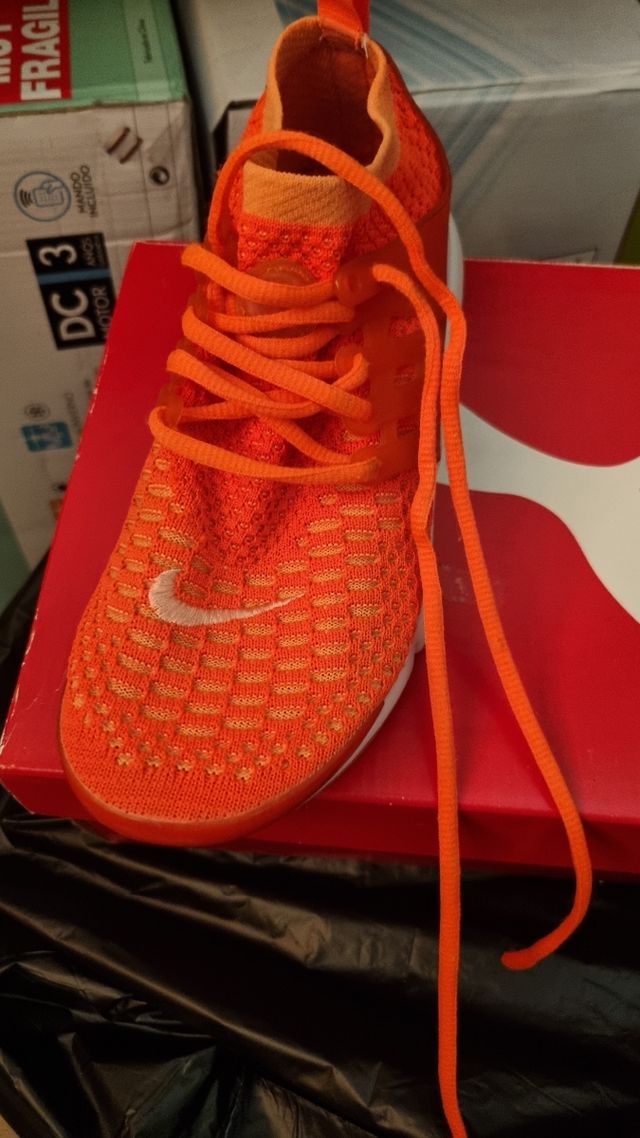 Tenis Nike color naranja