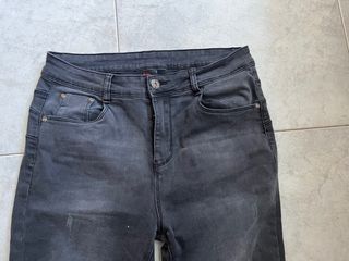 Pantalón vaquero gris oscuro