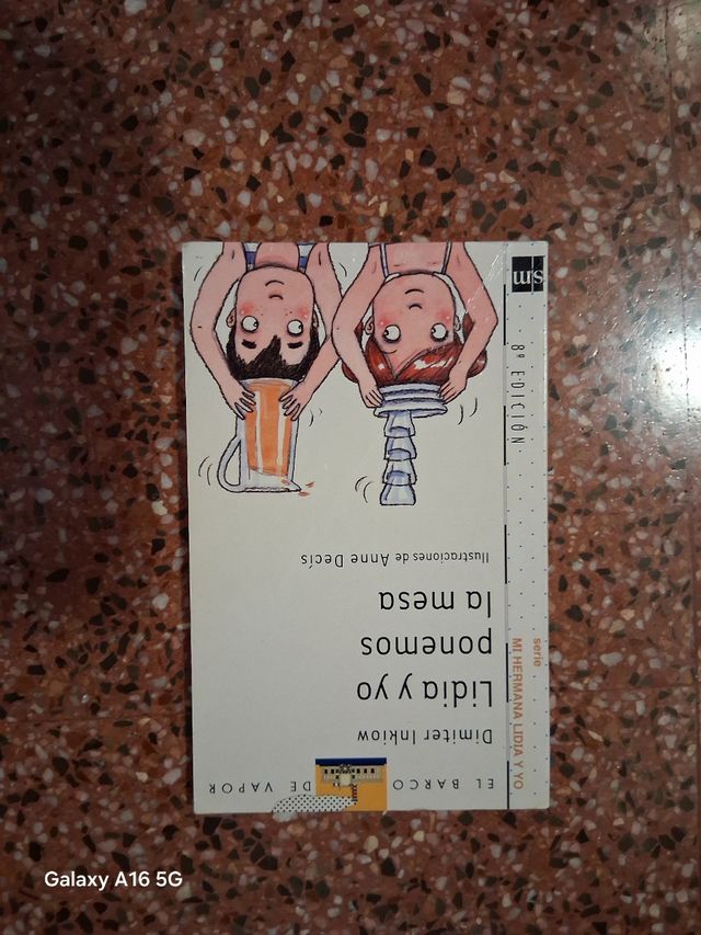 Lidia y yo ponemos la mesa