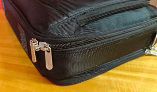 Maletín portátil Trust Sydney - Negro