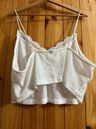 Top blanco de terciopelo con encaje