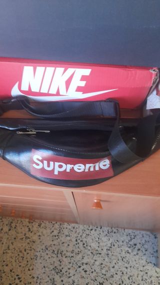 Riñonera Supreme - Bandolera negra