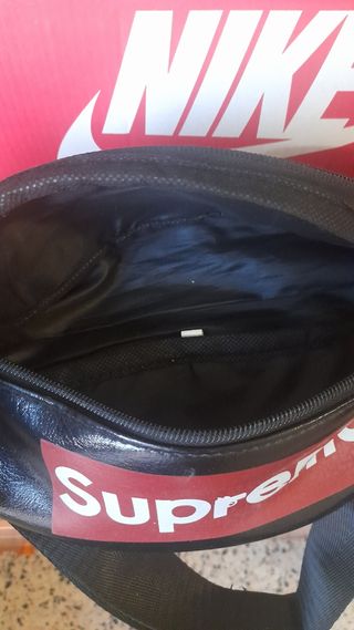 Riñonera Supreme - Bandolera negra