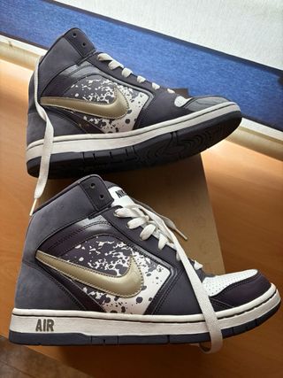 Zapatillas Nike altas blancas y moradas