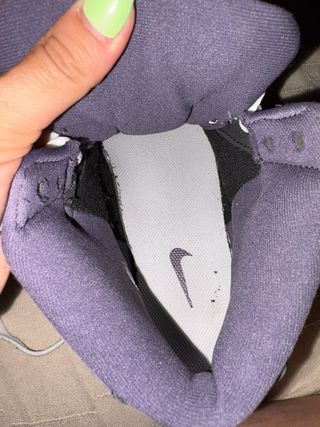 Zapatillas Nike altas blancas y moradas