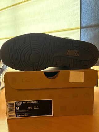 Zapatillas Nike altas blancas y moradas