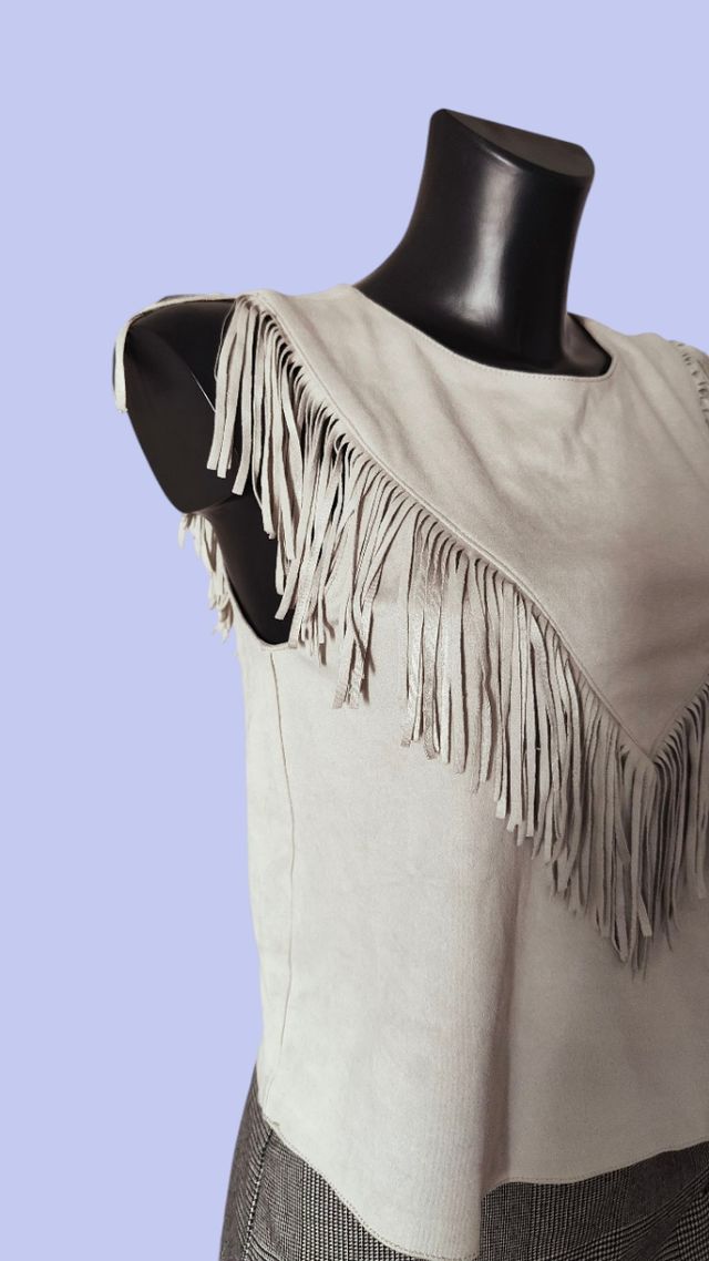 Top beige con flecos