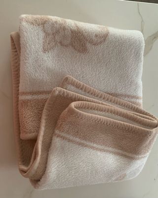 Manta de cuna suave beige-blanco