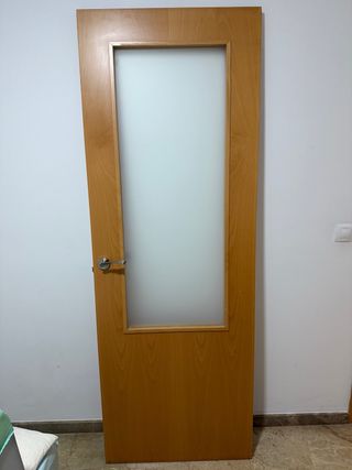 Puerta madera maciza con cristal