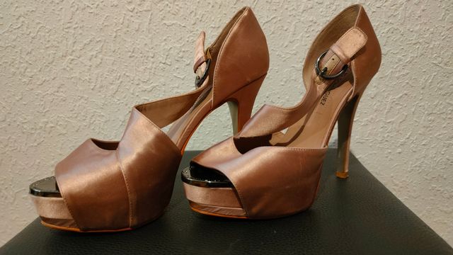Tacones beige Adolfo Domínguez.