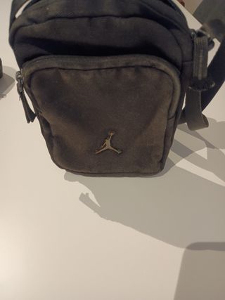 Bolsito Nike Jordan marrón