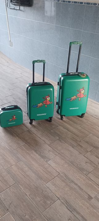 SET MALETAS Y NECESER KUKUXUMUSU VERDE NUEVO