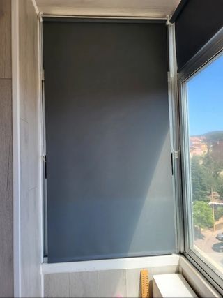 Estor enrollable gris oscuro